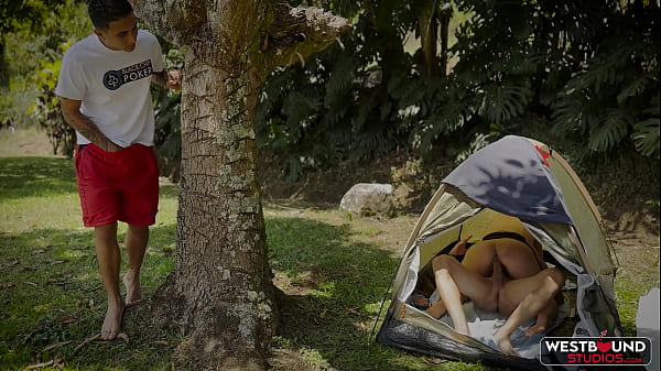 Nové videá o Annie Marin enjoys a threesome at an outdoor camp energii