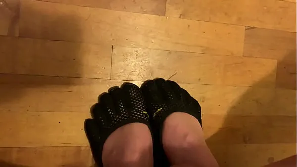 Nieuwe HUGE cumshot on Vibram Five-Fingers shoes energievideo's