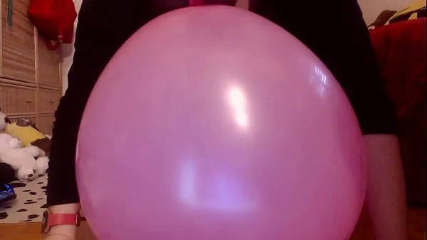 New Italian milf cums on top of the balloons all wet energy Videos