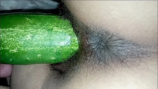 Nieuwe Fucked village girl her pussy with cucumber and sucking natural boobs energievideo's