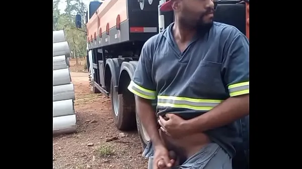 Nieuwe Worker Masturbating on Construction Site Hidden Behind the Company Truck energievideo's