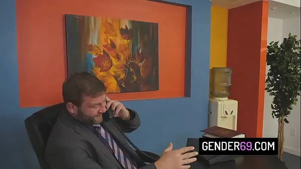 مقاطع فيديو جديدة للطاقة Transsexual boss Natalie Mars got banged by her best employee