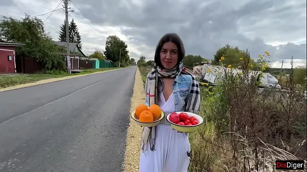 新I asked Farmer girl to show how she grows juicy fruits and vegetables能源视频