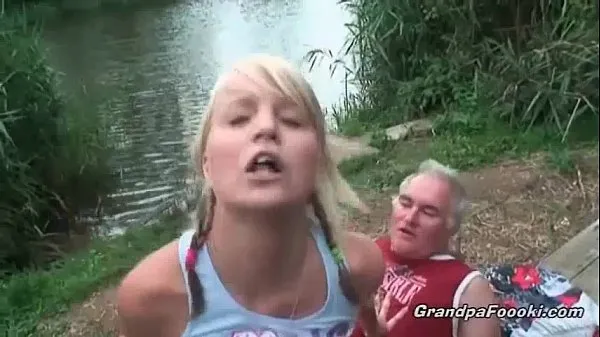 Nová Gorgeous blonde rides dick on the river shore energetika Videa