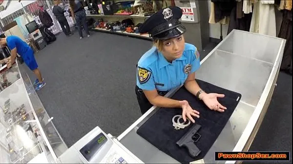 مقاطع فيديو جديدة للطاقة Police officer pawns her gun and is fucked